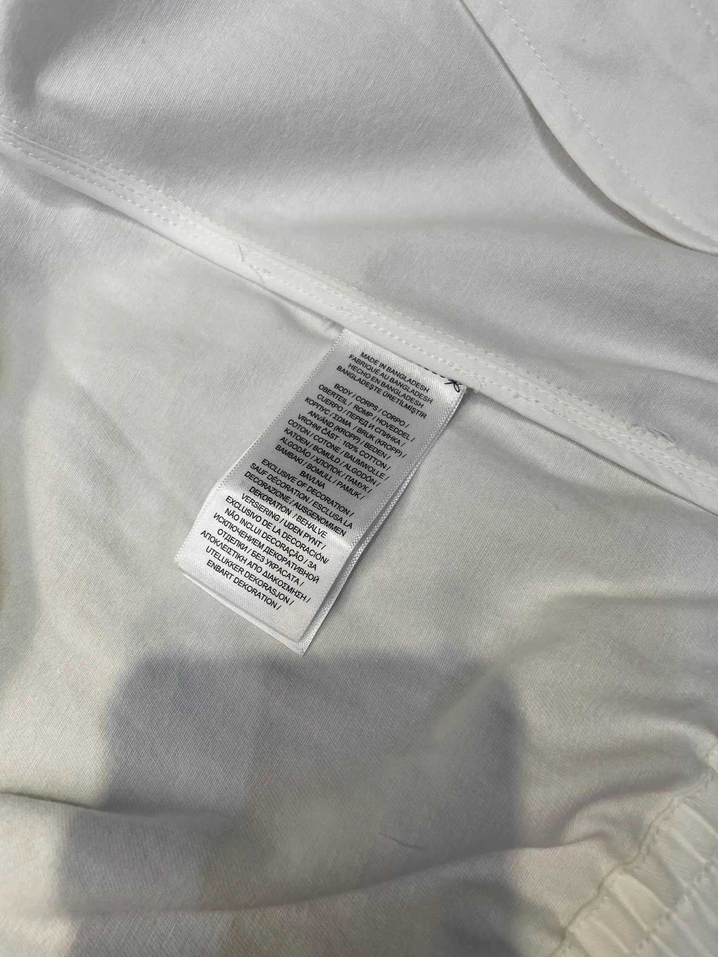 P490 Ralph Lauren 🌟Embroidered zipper jacket. Customized cloud velvet white twill cotton. Soft and silky. Comfortable and close to the skin. Dressed in pure white, exuding innate elegance. Exquisite indigo pony logo embellishments. Fully recognizable. Bringing an atmosphere of freedom and vitality. Pure and smart color symphony. Reconstructing classics with neat silhouettes and defining modern relaxation with versatile genes. Process 1: Using imported machine embroidery technology. Use advanced computer control systems and precision mechanical components to achieve iconic pony embroidery operations with high precision and smooth and delicate lines. Process 2: Template machine bag opening. The preset template guides the position, shape and size of the bag opening. The accuracy ensures the quality of the bag opening effect. Process 3: The hem is made in one go using a three-needle waist-drawing machine. The elastic band and fabric are sewn together in the same process using the machine's special needle position and feeding mechanism. The three-needle design is stronger and can evenly distribute pressure. Ensure that the elastic band and the fabric fit tightly. Process 4: The fabrics have been carefully washed and have a better hand feel. Not easy to deform, not easy to shrink, not easy to fade, and maintain long-term beauty. Accessories: Customized 1:1 Ralph Lauren engraved buckle Customized 1:1 Ralph Lauren bronze zipper Customized 1:1 Ralph Lauren trademark Version: Fitted version Size: S M L XL Style number: 25281-B55